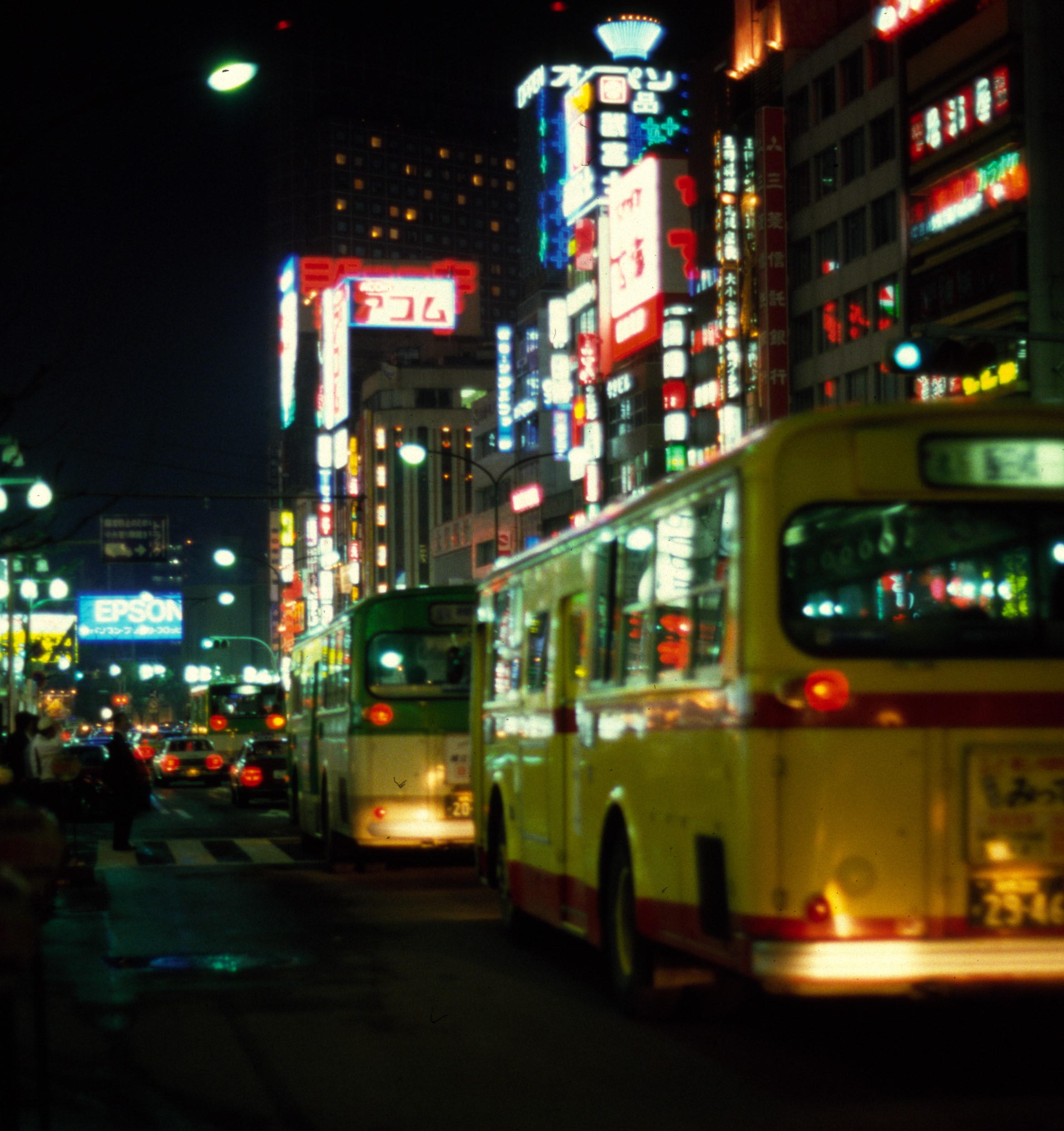 Busse bei Nacht, Tokyo, Quelle: M. Wölfer